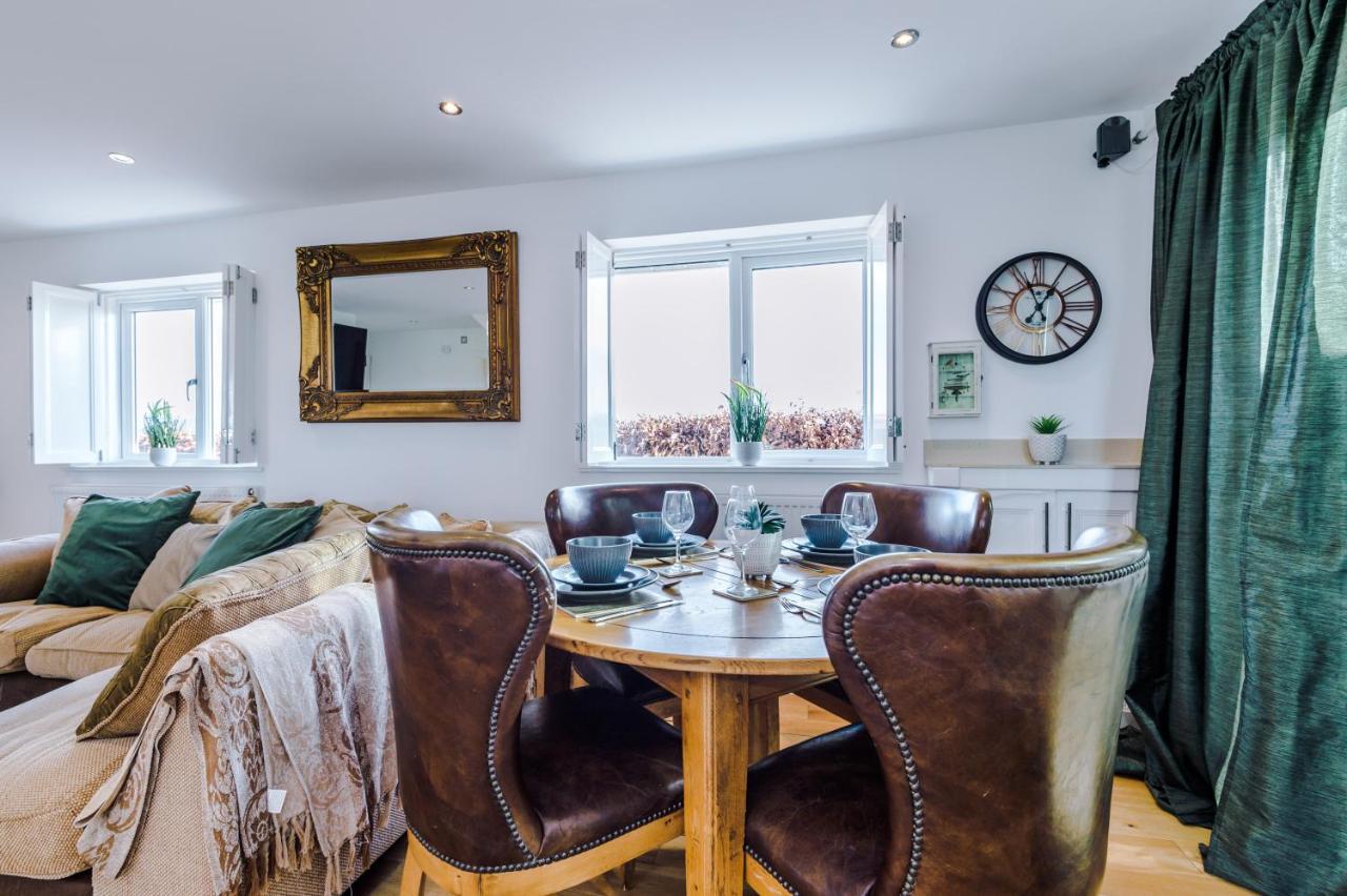 "Woodlands" By Greenstay Serviced Accommodation - Luxury 3 Bed Cottage In North Wales With Stunning Countryside Views & Parking - Close To Glan Clwyd Hospital - The Perfect Choice For Contractors, Business Travellers, Families And Groups Bodelwyddan Kültér fotó