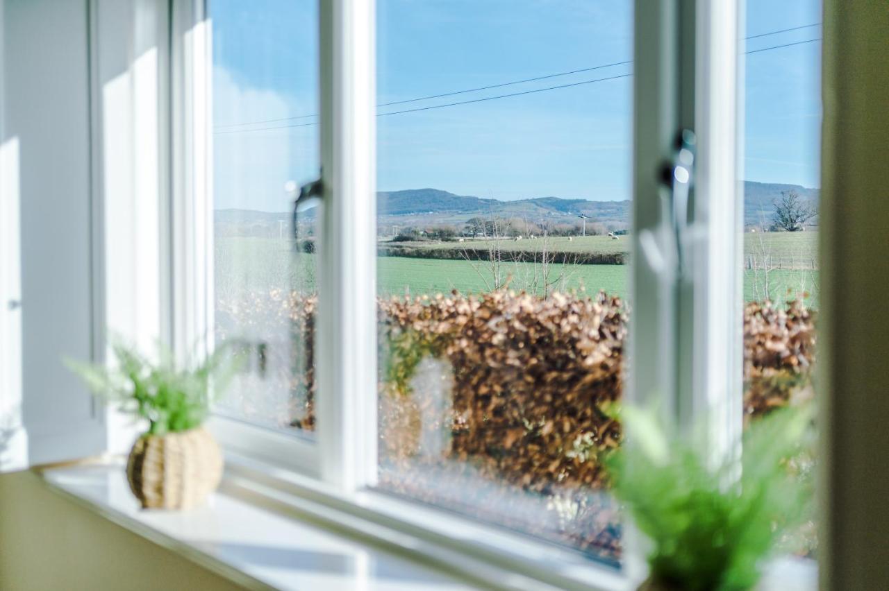 "Woodlands" By Greenstay Serviced Accommodation - Luxury 3 Bed Cottage In North Wales With Stunning Countryside Views & Parking - Close To Glan Clwyd Hospital - The Perfect Choice For Contractors, Business Travellers, Families And Groups Bodelwyddan Kültér fotó